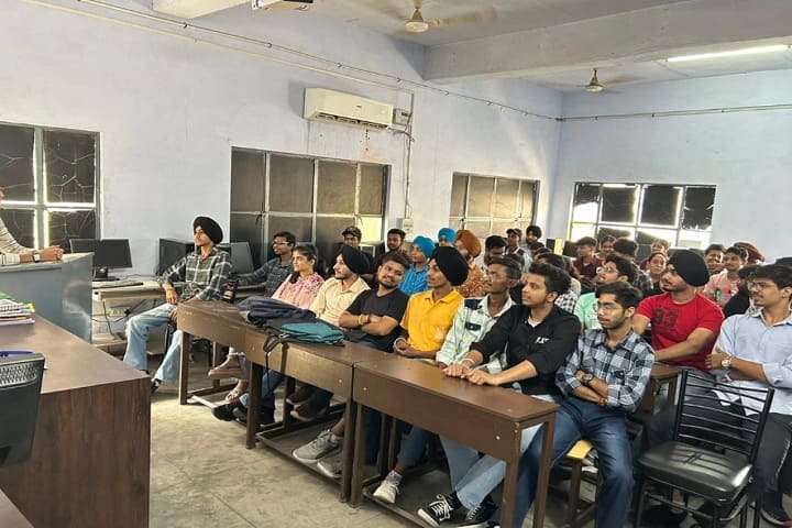 Gujranwala Guru Nanak Khalsa College campus in Ludhiana, Punjab, India — photo 2