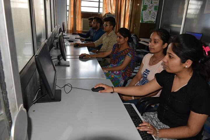 Gujranwala Guru Nanak Khalsa College campus in Ludhiana, Punjab, India — photo 4