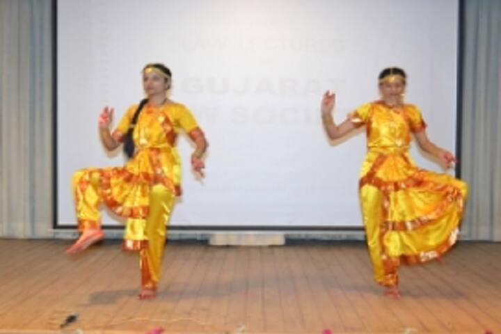 Smt Laxmiben and Shri Chimanlal Mehta Arts College campus in Ahmedabad, Gujarat, India — photo 4