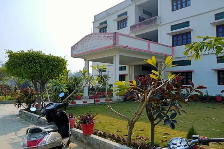 Shri Hari Narayan Singh Sikshan Sanstthan campus in Faizabad, Uttar Pradesh, India — photo 5