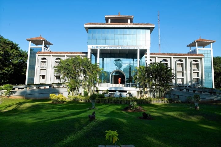 Sri Manakula Vinayagar Engineering College campus in Puducherry, India — photo 1