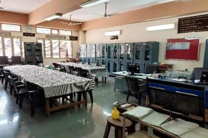 Shree DKV Arts and Science College campus in Jamnagar, Gujarat, India — photo 5