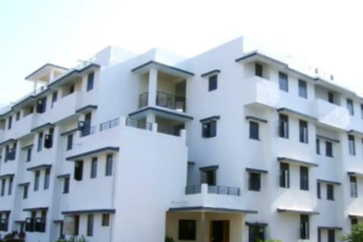 Smt DH Kabariya Arts Mahila College campus in Amreli, Gujarat, India — photo 1