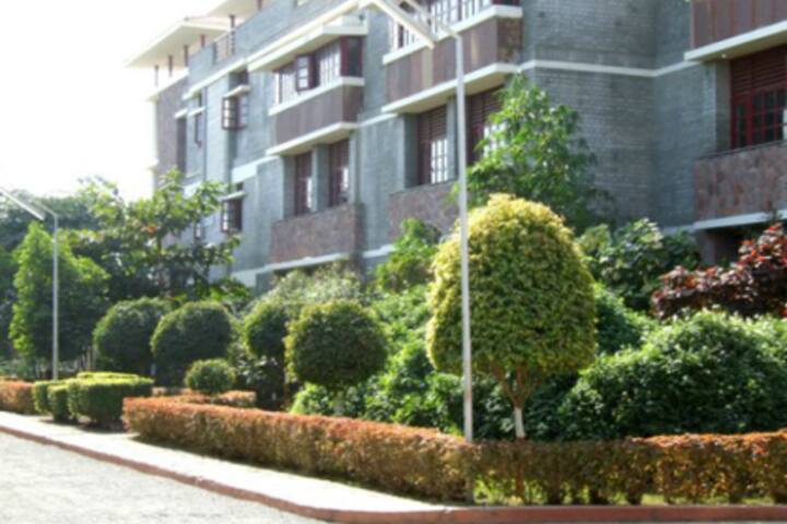 Smt DH Kabariya Arts Mahila College campus in Amreli, Gujarat, India — photo 3