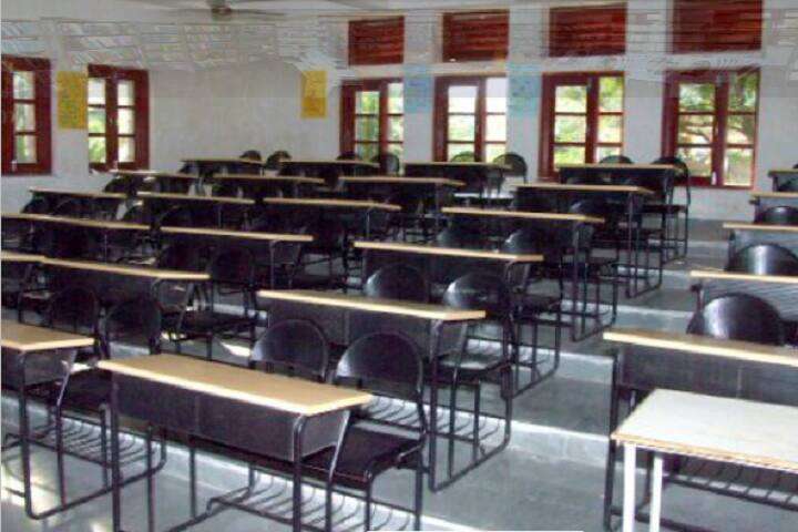 Smt DH Kabariya Arts Mahila College campus in Amreli, Gujarat, India — photo 4