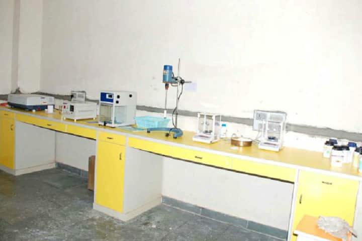 Smt DH Kabariya Arts Mahila College campus in Amreli, Gujarat, India — photo 5