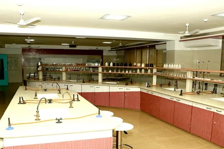Thakur Specialized Degree College campus in Mumbai, Maharashtra, India — photo 1