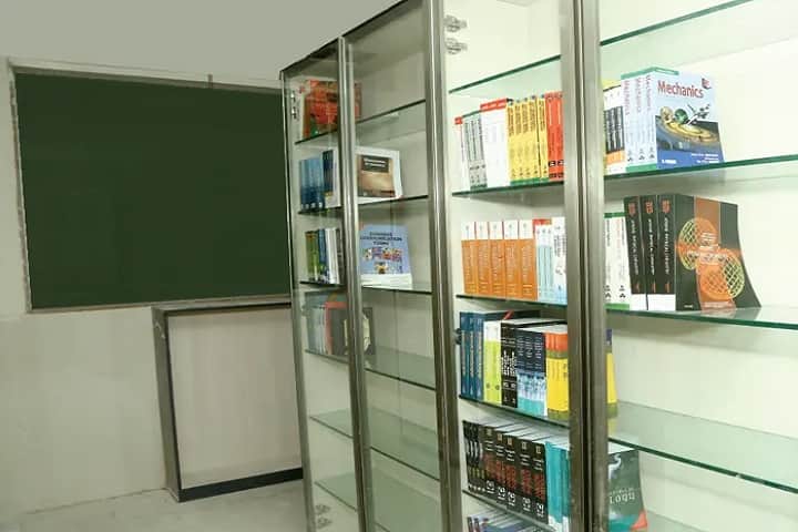 Thakur Specialized Degree College campus in Mumbai, Maharashtra, India — photo 2