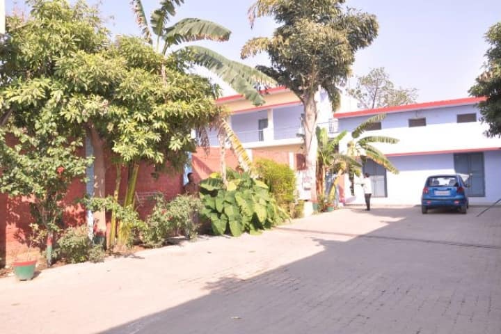 Saraswati Vidya Mandir Law College campus in Bulandshahr, Uttar Pradesh, India — photo 2