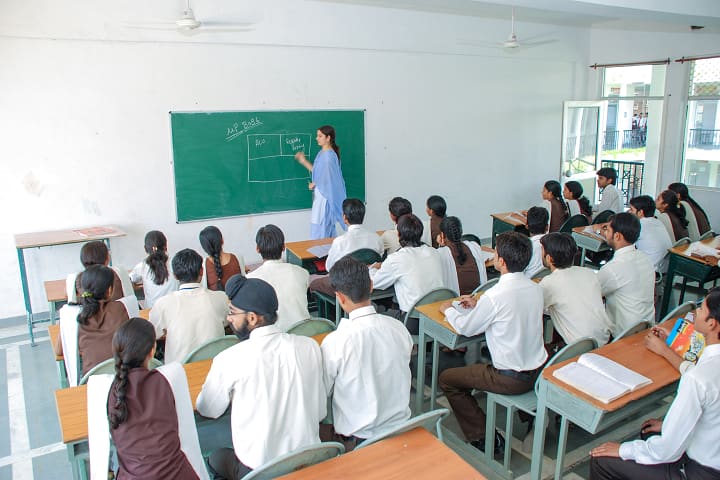 Shri Rawatpura Sarkar Snatak Mahavidyalaya campus in Datia, Madhya Pradesh, India — photo 2