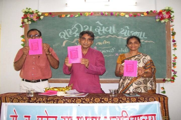 Menaba Bababhai Patel Rashtrabhasha Arts and Commerce College campus in Ahmedabad, Gujarat, India — photo 2