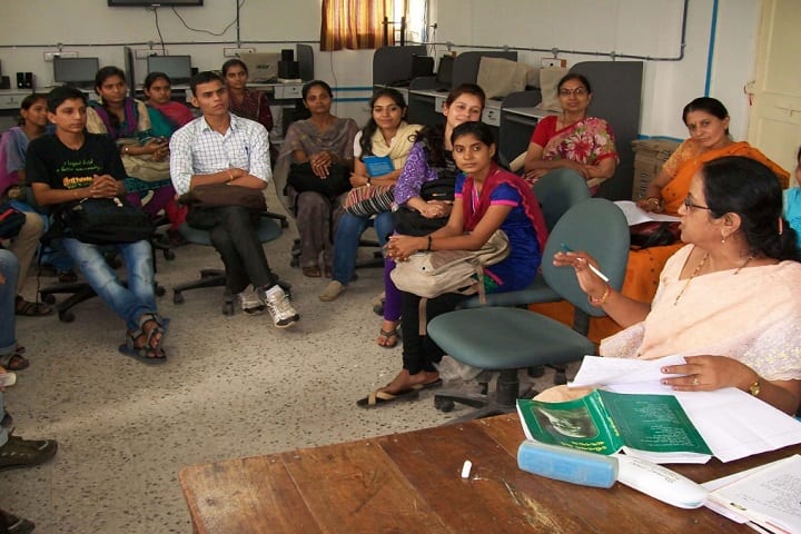 Menaba Bababhai Patel Rashtrabhasha Arts and Commerce College campus in Ahmedabad, Gujarat, India — photo 5