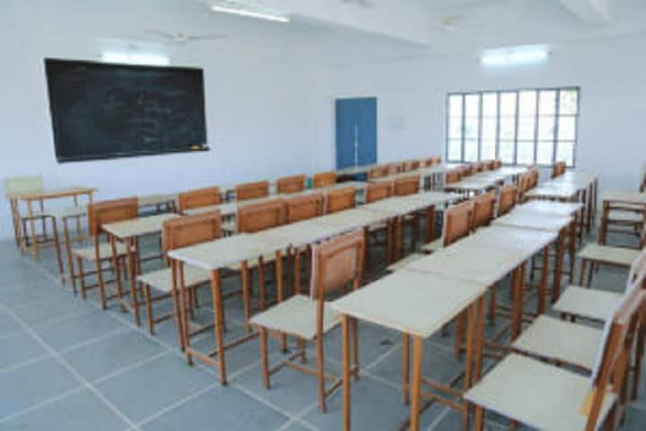 Guru Nanak Girls PG College campus in Udaipur, Rajasthan, India — photo 4