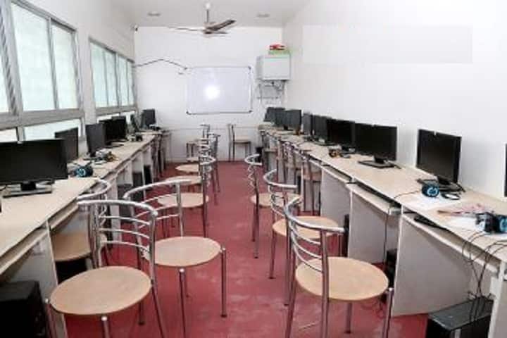 Shikshan Mandal Mahila Mahavidyalaya campus in Karad, Maharashtra, India — photo 6