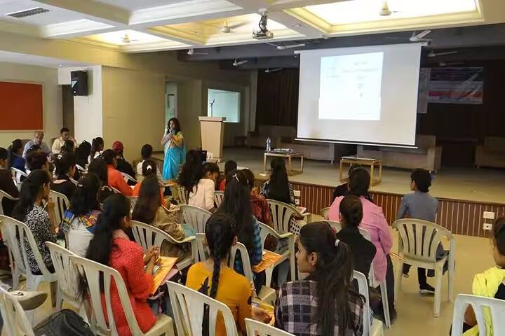 CU Shah Arts College campus in Ahmedabad, Gujarat, India — photo 2