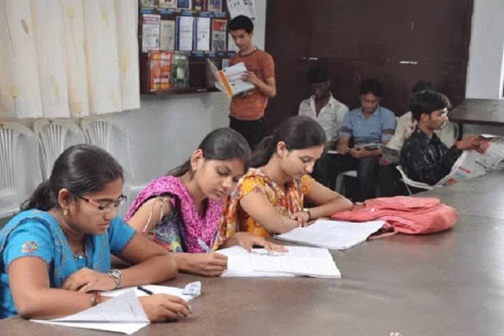 CU Shah Arts College campus in Ahmedabad, Gujarat, India — photo 3