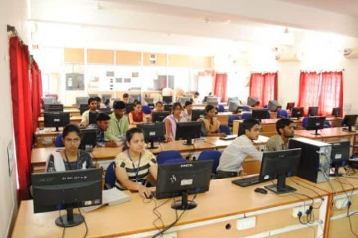 Government Digvijay Autonomous College campus in Rajnandgaon, Chhattisgarh, India — photo 5