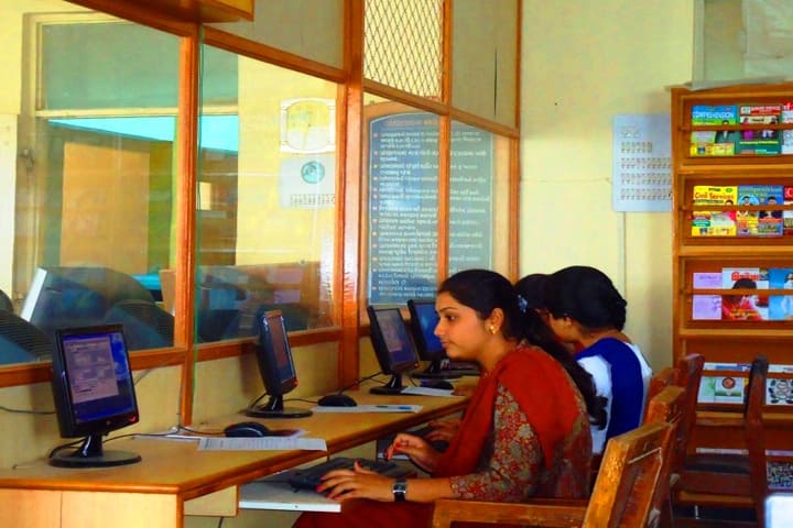 Dr Virambhai Rajabhai Godhaniya College of Arts campus in Porbandar, Gujarat, India — photo 3