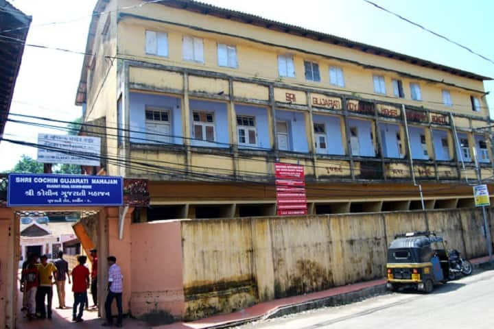 Seth Ram Bahadur Singh Gujarati College campus in Kochi, Kerala, India — photo 1