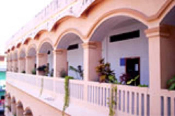 Saraswati Vidya Mandir Mahila Mahavidyalaya campus in Gorakhpur, Uttar Pradesh, India — photo 1