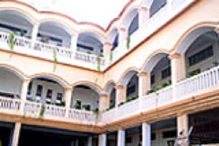 Saraswati Vidya Mandir Mahila Mahavidyalaya campus in Gorakhpur, Uttar Pradesh, India — photo 2