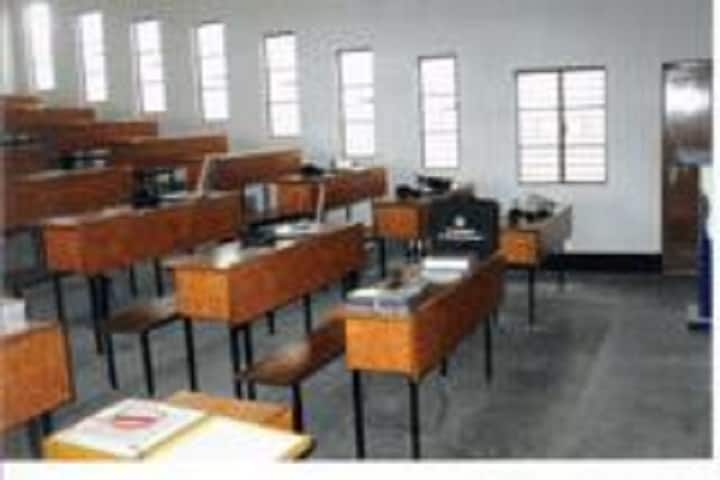 Saraswati Vidya Mandir Mahila Mahavidyalaya campus in Gorakhpur, Uttar Pradesh, India — photo 4