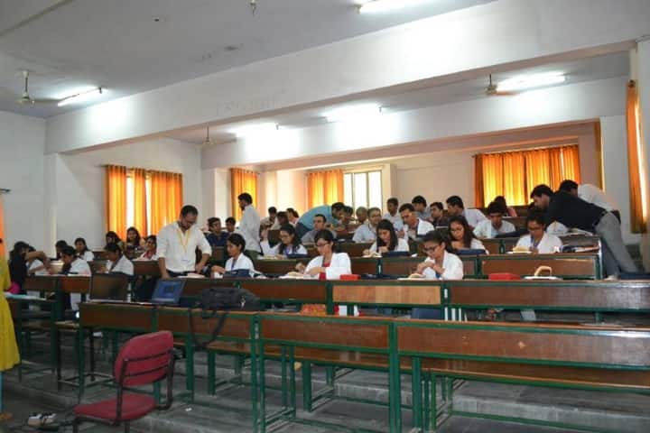Santosh Deemed to be University campus in Ghaziabad, Uttar Pradesh, India — photo 3