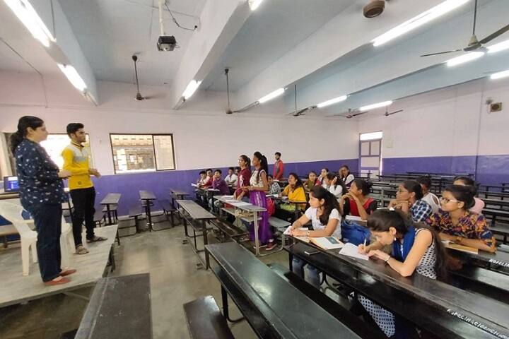 Smt CD Jhobalia Rofel Arts and Smt ISR Achchhariwala Rofel Commerce College campus in Vapi, Gujarat, India — photo 4