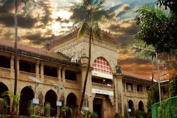 Ismail Yusuf College of Arts Science and Commerce, Jogeshwari campus in Mumbai, Maharashtra, India