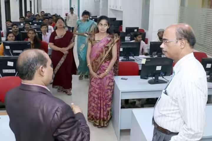 Ismail Yusuf College of Arts Science and Commerce campus in Mumbai, Maharashtra, India — photo 2