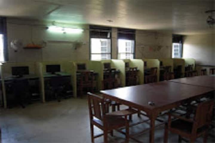 Matushri Virbaima Mahila Science and Home Science College campus in Rajkot, Gujarat, India — photo 3