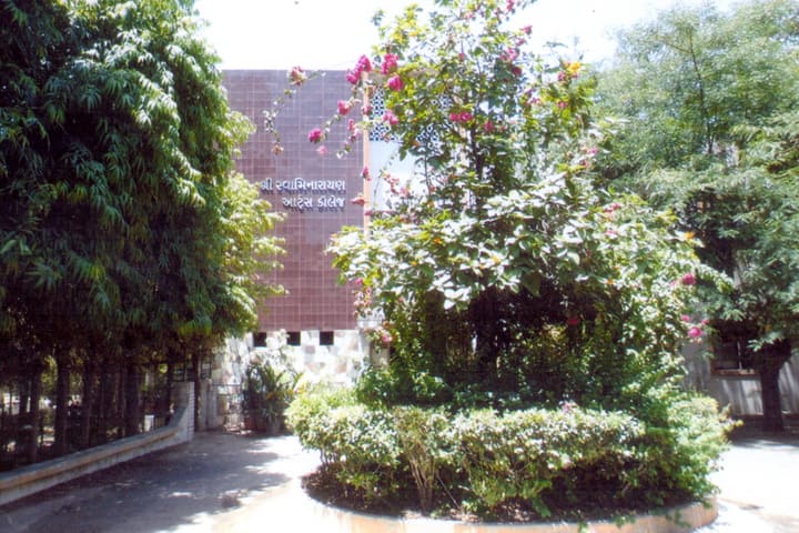 Shree Swaminarayan Arts College campus in Ahmedabad, Gujarat, India — photo 1