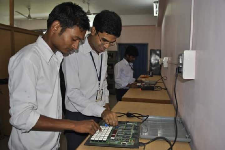 KC Das Commerce College campus in Guwahati, Assam, India — photo 4