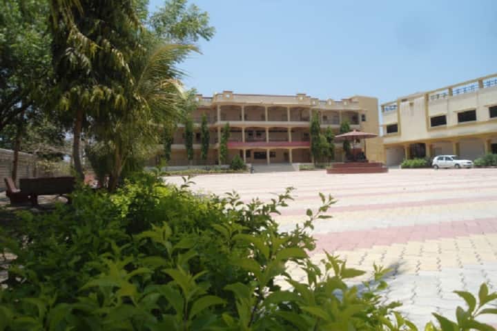 Matrushri DB and KG Commerce and BBA BCA College campus in Amreli, Gujarat, India — photo 3