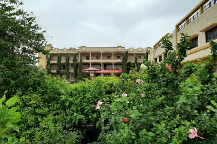 Matrushri DB and KG Commerce and BBA BCA College campus in Amreli, Gujarat, India — photo 4