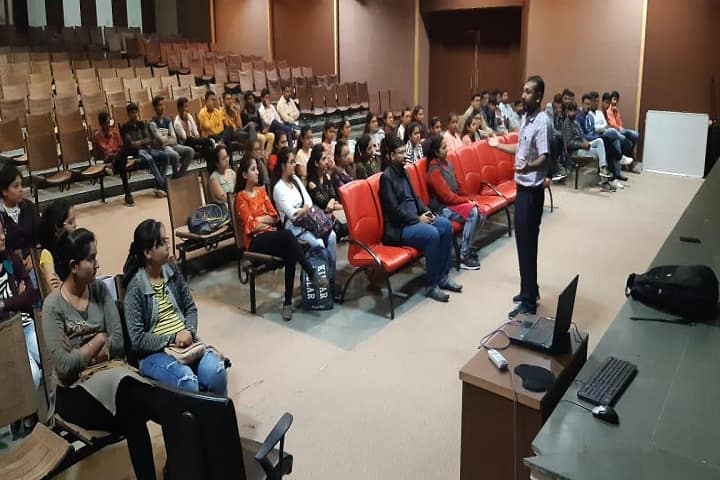 Saraswati College of Commerce BBA and IT campus in Junagadh, Gujarat, India — photo 4