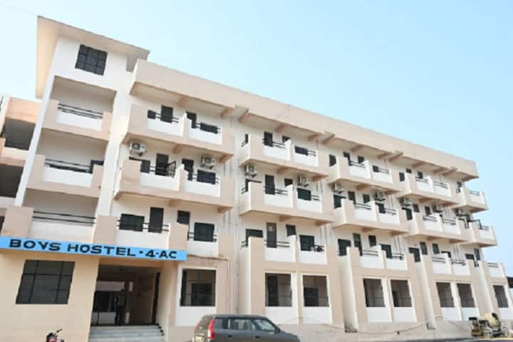 Varun Arjun University campus in Shahjahanpur, Uttar Pradesh, India — photo 6