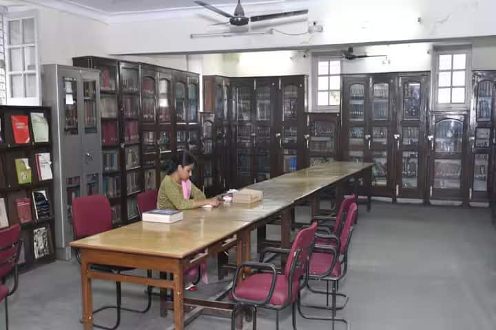 Maharani Lal Kunwari PG College campus in Gonda, Uttar Pradesh, India — photo 3