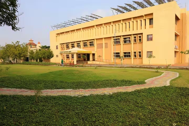 Kavikulguru Kalidas Sanskrit University campus in Nagpur, Maharashtra, India — photo 3