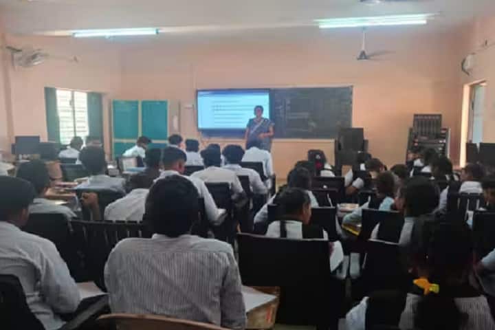 Chatrapathi Sivaji Tri Sathajayanthi Government Kalasala campus in Jangareddigudem, Andhra Pradesh, India — photo 3