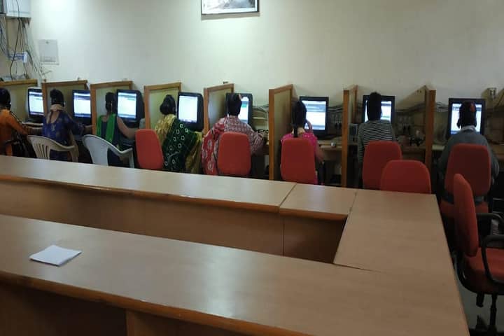 Shri JM Patel Arts and Smt MN Patel Commerce Mahila College campus in Mehsana, Gujarat, India — photo 3