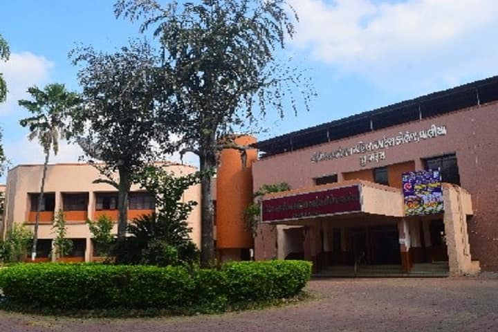 Shree Rang Navchetan Mahila Arts College campus in Bharuch, Gujarat, India — photo 1