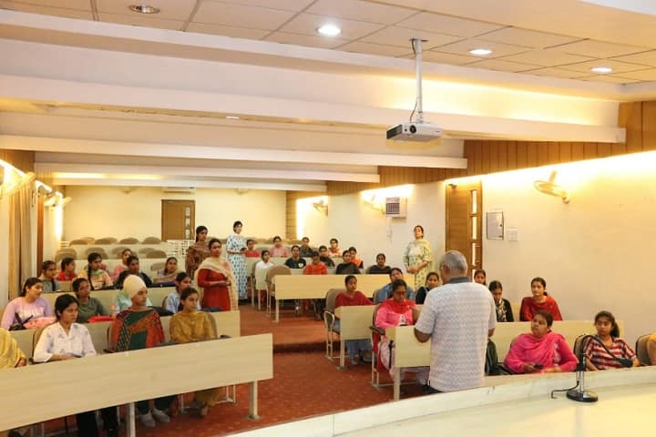 RR Bawa DAV College for Girls campus in Gurdaspur, Punjab, India — photo 4