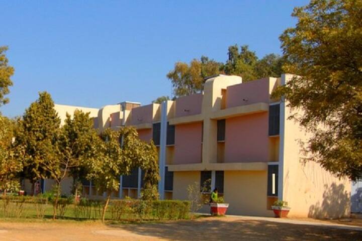 Smt Indramani Mandelia Shiksha Niket campus in Pilani, Rajasthan, India — photo 3