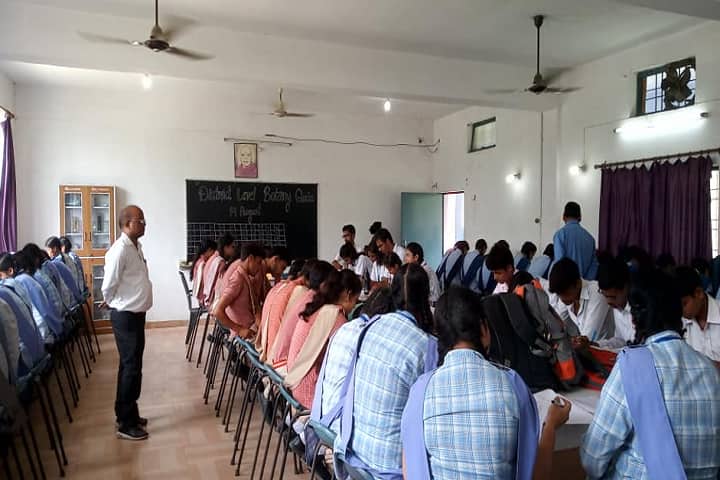 Swami Shukdevanand Postgraduate College campus in Shahjahanpur, Uttar Pradesh, India — photo 4