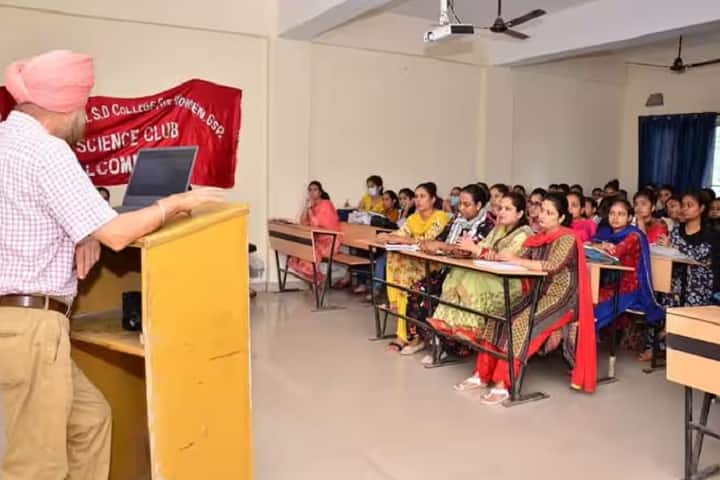 Pt Mohan Lal SD College for Women campus in Gurdaspur, Punjab, India — photo 3