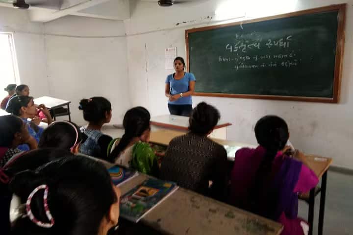 Shree PK Chaudhari Mahila Arts College campus in Gandhinagar, Gujarat, India — photo 2